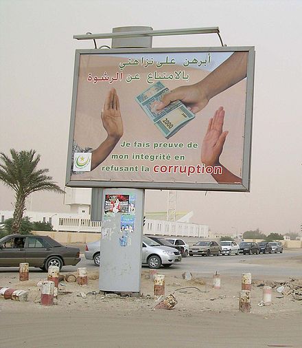 A billboard with French and Arabic on it