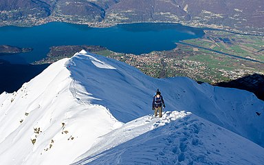 La crête menant au pic enneigé de Legnone en janvier 2019