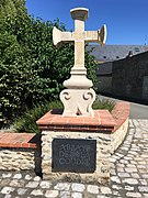 Une belle Croix latine en pierre calcaire située à l'Abbaye de la Coudre à Laval en Mayenne.