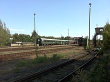 Blick auf die Abstellgruppe mit der Dampflokomotive 18 201; rechts die Großwaschanlage GWA-4