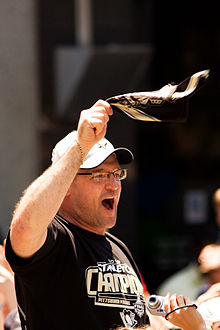 Photo de Dan Bylsma qui agite un foulard.