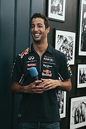 et foto af Daniel Ricciardo iført solbriller