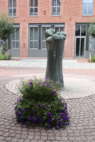 File:Dannenberg (Elbe), sculpture on the street "An der Marsch".jpg