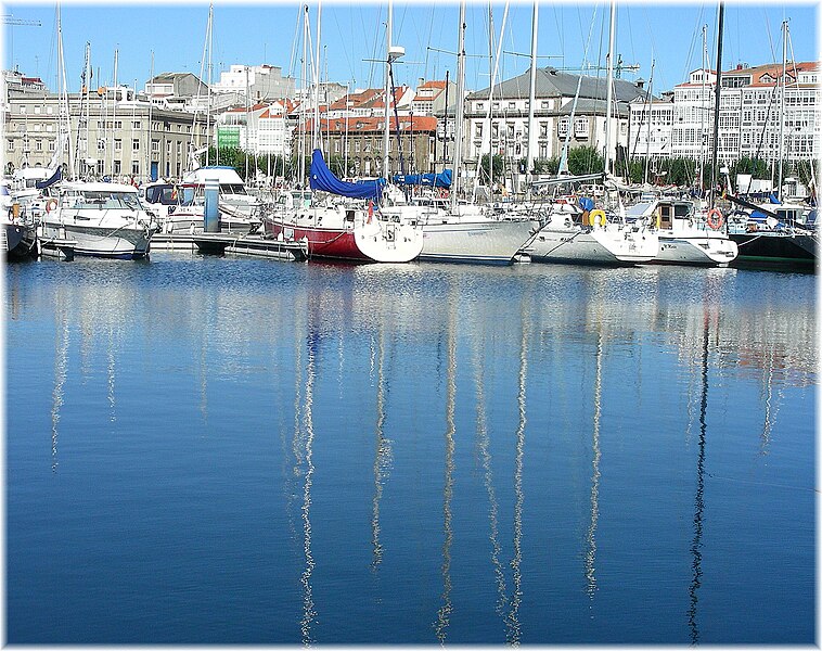 File:Darsena Porto da Coruña..jpg