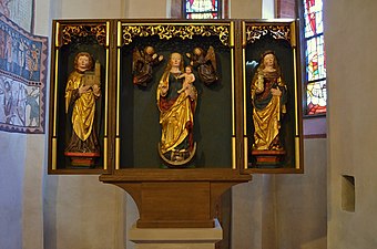 Laatgotisch vleugelaltaar (v.l.n.r. Sint Kastor, Maria met Kind, Maria Magdalena)