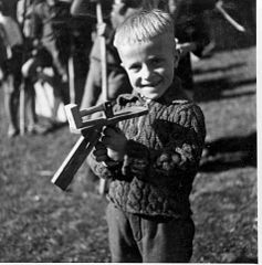 Deček z ragljo bo strašil Boga na veliki petek 1940.jpg