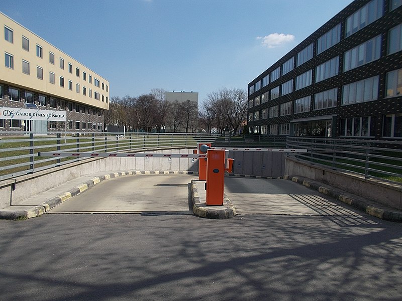 File:Dennis Gabor College, underground garage, barriers, 2019 Kelenföld.jpg