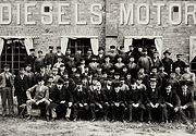Personal vid AB Diesels Motorer 1903. Jonas Hesselman sitter som femte person från höger i raden längst fram.