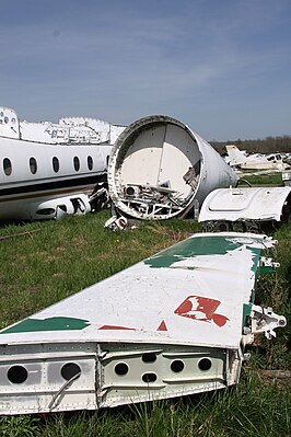 Порезанные обломки самолёта в 2013 году