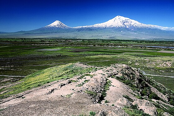Гора арарат в армении или в турции. Гора Арарат в Армении. Гора Арарат символ Армении. Гора Масис Армения. Вершина горы Арарат.