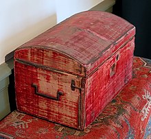 Dressing box, England, 1690-1710, oak, iron, wool velvet, with carpet, Turkey, 1690-1700, wool, cotton - Concord Museum - Concord, MA - DSC05687.JPG