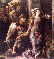 Een bebaarde man op zijn knieën door een jonge vrouw die bij een deur staat met een bijl