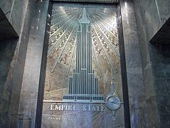 Le relief du hall d'entrée de l'Empire State Building.