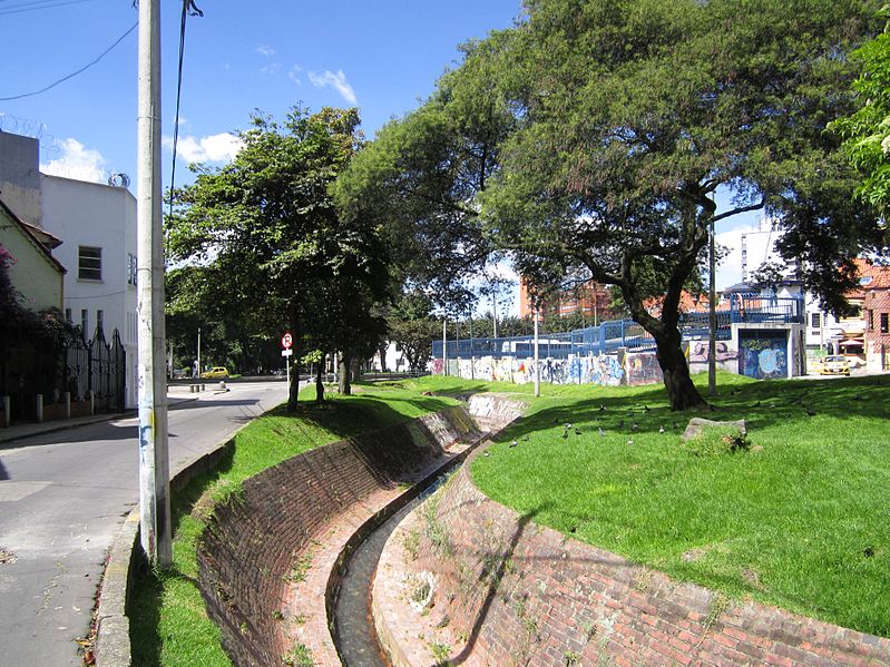 File:El Arzobispo entre cr 13 y av Carcas Bogotá.JPG