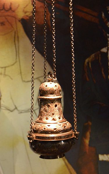 File:Encenser amb decoració vegetal incisa, museu d'Història de València.JPG