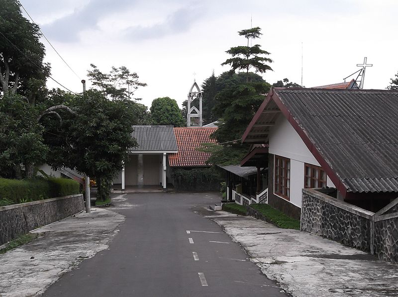 File:Entrance to the Monastery of Saint Mary Rawaseneng 2.jpg