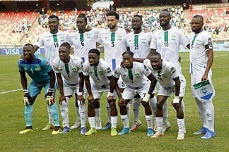 Steven Caulker (middle), footballer for International team Sierra Leone as well as Tottenham Hotspur Equipe de la Sierra Leone.jpg