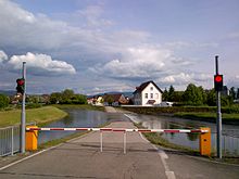 Der Abzweig des Renchflutkanals von der Rench bei Erlach bei normaler Wasserführung und bei Hochwasser im Mai 2013
