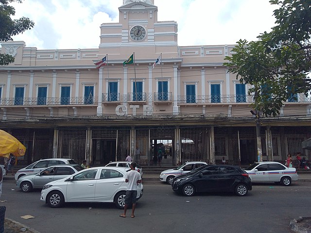 Fachada da estação de trem da Calçada