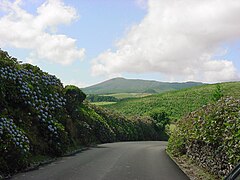 Estradas da Terceira, Serra de Santa Bárbara ao fundo