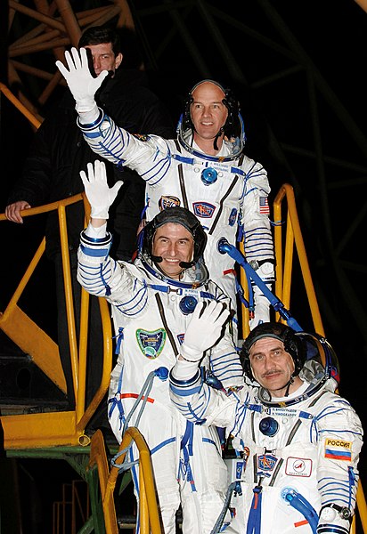 File:Expedition 13 Crew Members wave goodbye at launch pad.jpg