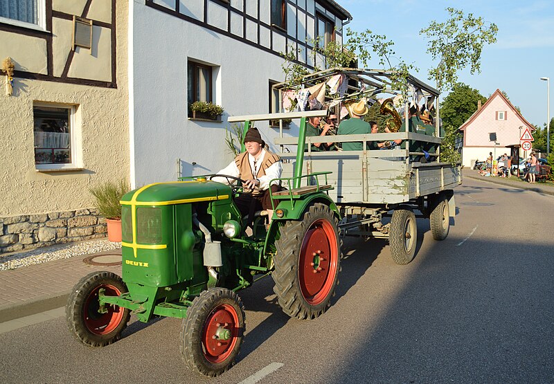 File:Festumzug in Obertopfstedt (20387618542).jpg