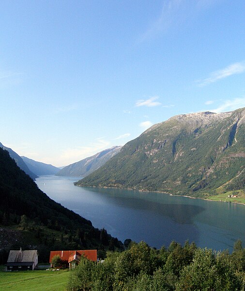 File:Fjaerlandfjorden.jpg