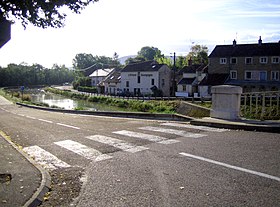 Fleurey-sur-Ouche canal (aval du pont) 1.jpg