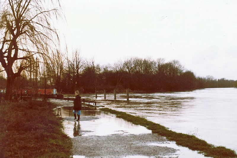 File:Flooding at Kennet Mouth in 1989 - geograph.org.uk - 5276460.jpg