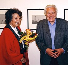 Kunsthistorikerin Magdalena Hörmann mit Paul Flora bei einer Ausstellung in Kufstein 2001