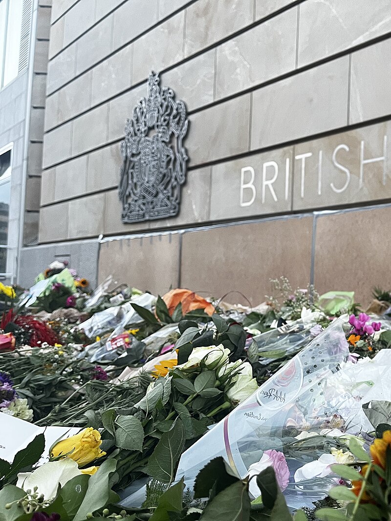 File:Floral tributes to Elizabeth II in Embassy of United Kingdom in Berlin (4).jpg