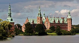 Frederiksborg Slot i sol.jpg