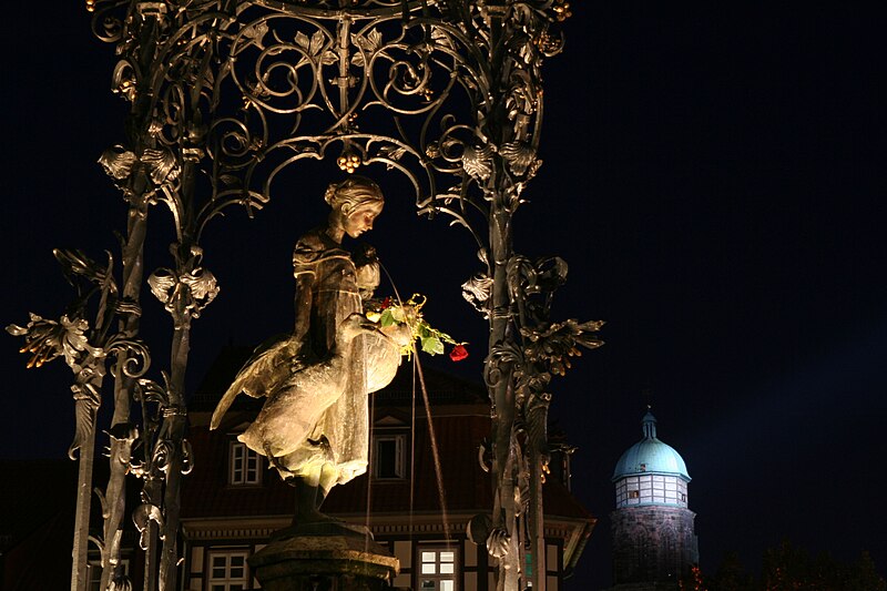 File:Gänseliesl bei Nacht mit Rose.jpg