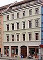 Wohnhaus in geschlossener Bebauung, mit Läden mit originalen Fronten