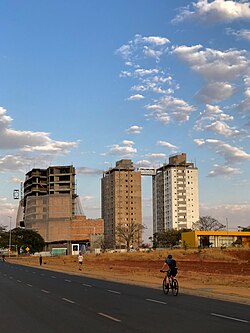 Edifícios comercial e residenciais sendo construídos no Granja Marileusa, área nobre da Zona Leste de Uberlândia