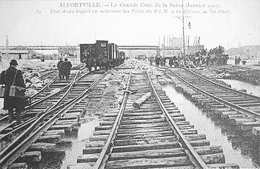 As vias da estação após a enchente do Rio Sena de 1910.