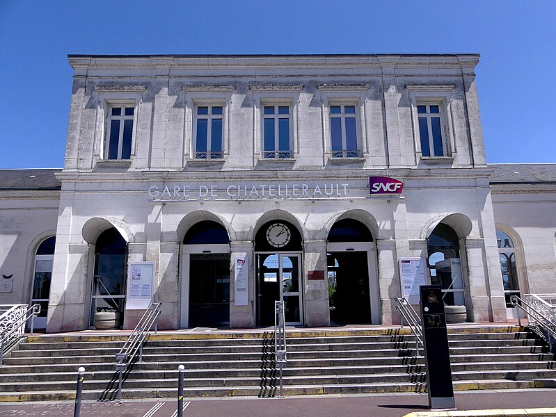 File:Gare de Châtellerault BV depuis le parvis (juin 2023) 1.JPG