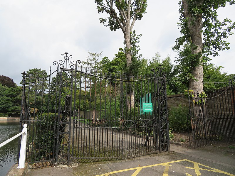 File:Gates at South West entrance to Grove Park.jpg