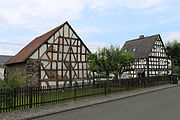 Deutsch: Girkenroth, Westerwaldkreis: Hofanlage Landstraße 12 This is a photograph of a cultural monument. It is on the list of cultural monuments of Girkenroth.