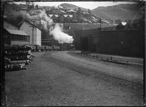 Güterzug verlässt Lyttelton; Lokomotive der Klasse T, ca. 1904 ATLIB 272857.png