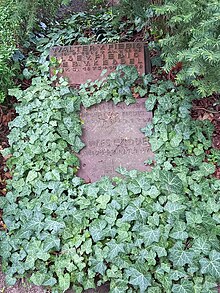 Das Grab von Charles Crodel und seiner Ehefrau Elisabeth geborene von Fiebig im Familiengrab Fiebig auf dem Friedhof Kröllwitz in Halle