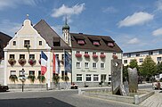 La escultura en la calle (Hauptstrasse) con la Gasthaus zum Stern