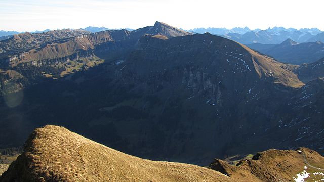 Hoher Ifen and Hählekopf from West (from mountain Diedamskopf) Foto im Oktober, Dunkler Talgrund im Norden der Felswände