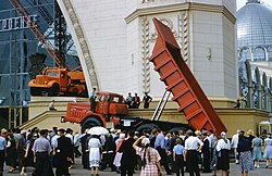 MAZ-530 auf der Ausstellung der Errungenschaften der Volkswirtschaft (um 1957). Daneben ein JaAZ-210 mit Kranaufbau