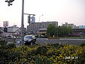 春田3丁目交差点。愛知県道29号弥富名古屋線と国道302号（名古屋環状2号線）が交差しており交通量も多い。奥に見える高層マンションの手前に春田駅がある。