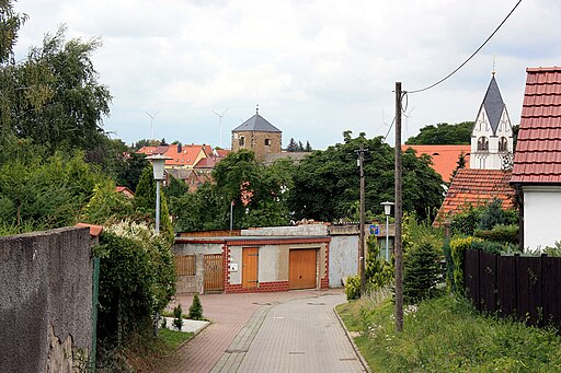 Helbra, Am Lehberg, Blick zu den Dorfkirchen