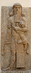 Héros maîtrisant un lion. Bas-relief de la façade N du palais (entrée de la salle du trône). Musée du Louvre.