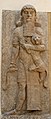 Héros maîtrisant un lion. Bas-relief de la façade N du palais (entrée de la salle du trône)[53].
