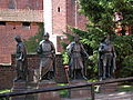 Posągi Wielkich Mistrzów na dziedzińcu zamku średniego. Statues of the order's Grand Masters A rend nagymestereinek szobrai