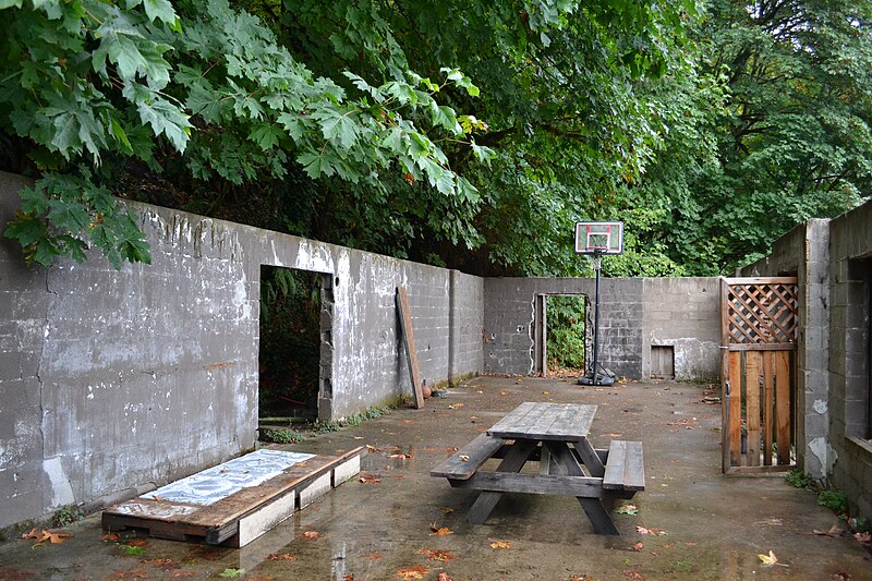 File:Indoor Court (Triangle Lake, Oregon).jpg